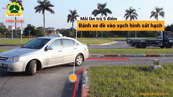 Cách căn vệt bánh xe chuẩn để qua đường hẹp vuông góc trong bài thi lái xe B2